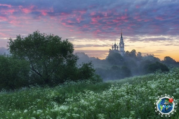 Храм вдалеке