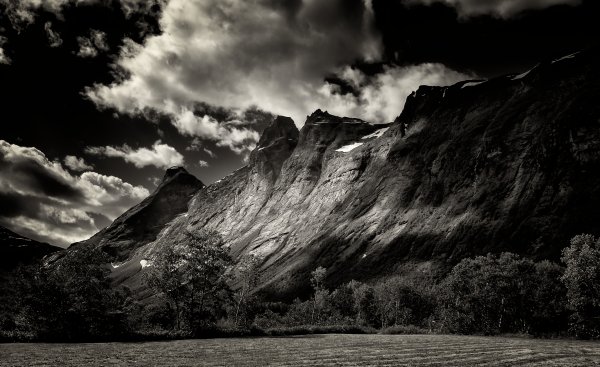 Горы монохром