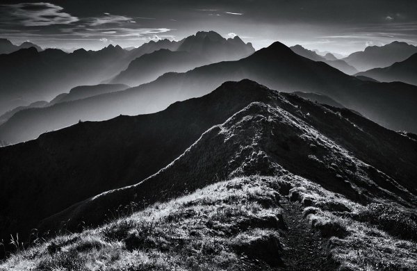 Горы черно белые