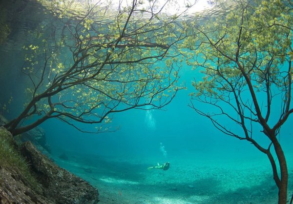 Австрия зеленое озеро подводный парк