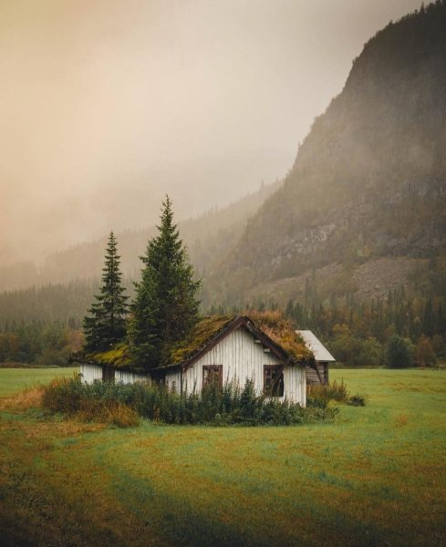 Одинокий домик в горах