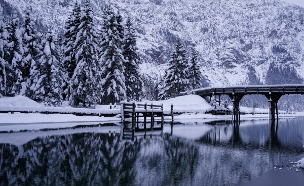 Зимний пейзаж с мостом
