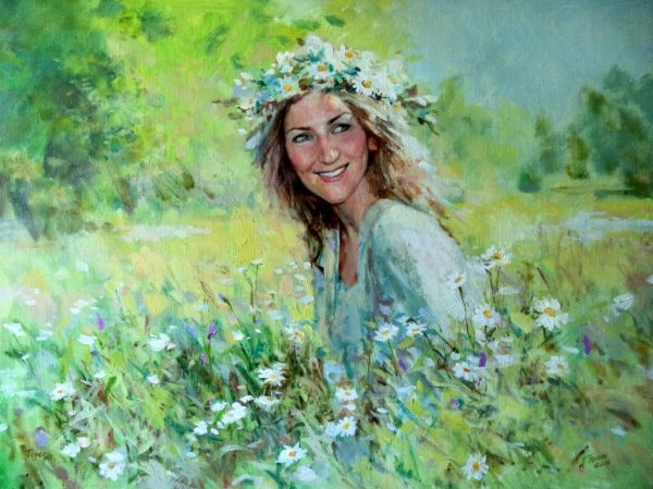 Девушка сидит на горе