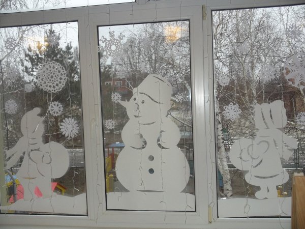 Украшение окон Снегири