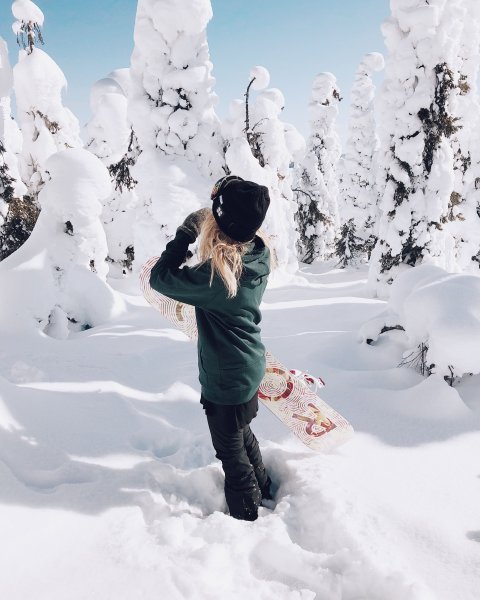 Снежный человек в горах