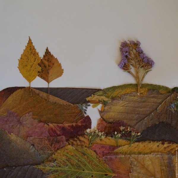 Композиция из сухих листьев