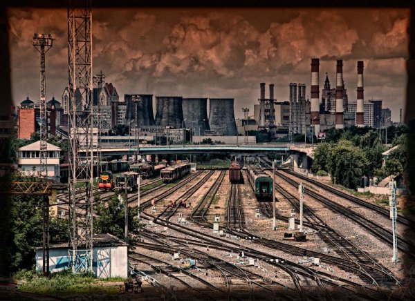 Индустриальный пейзаж с железной дорогой