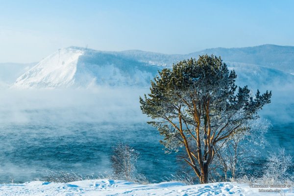 Озеро Байкал зимой