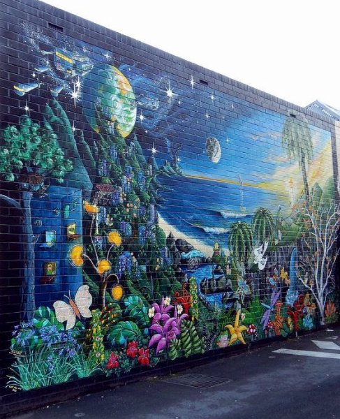 Картина на стене дома