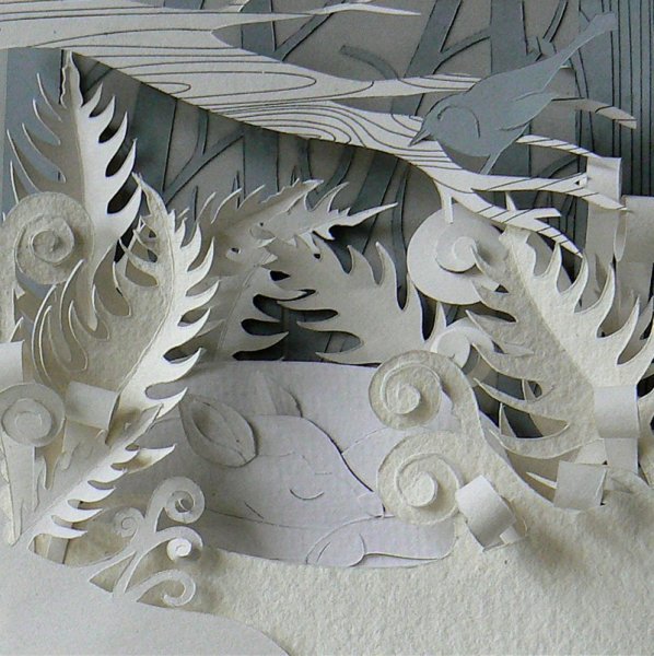 Композиция из белой бумаги