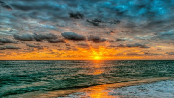 Красивый закат на море