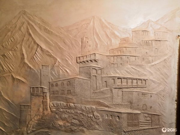 Барельеф горы на стене