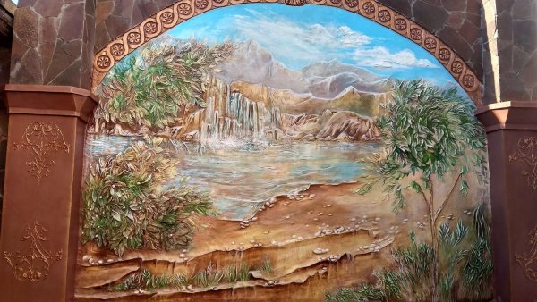 Барельеф в коридоре