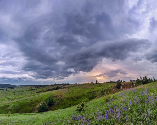 Пейзаж деревни перед грозой