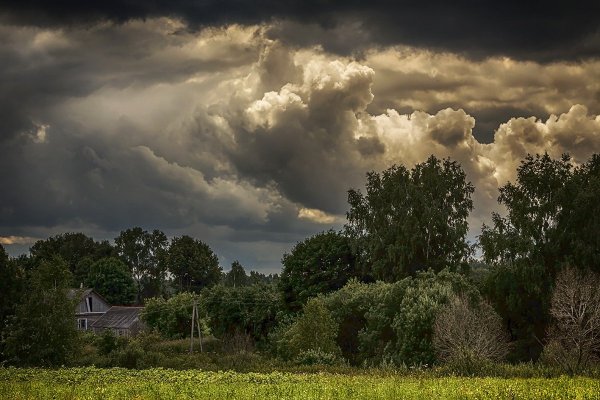Русская деревня перед грозой