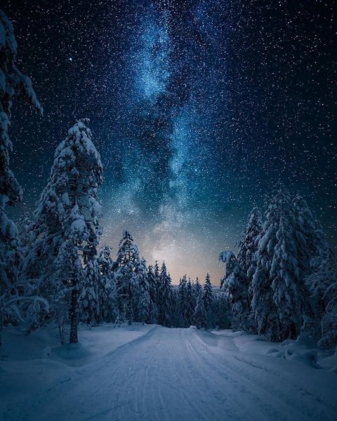 Река зимой ночью