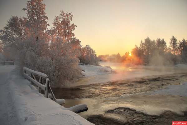 Зимняя река в деревне
