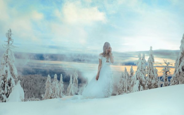 Девушка в горах зимой