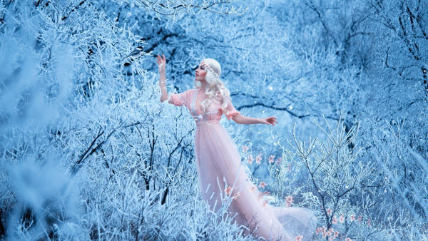 Девушка в снегу