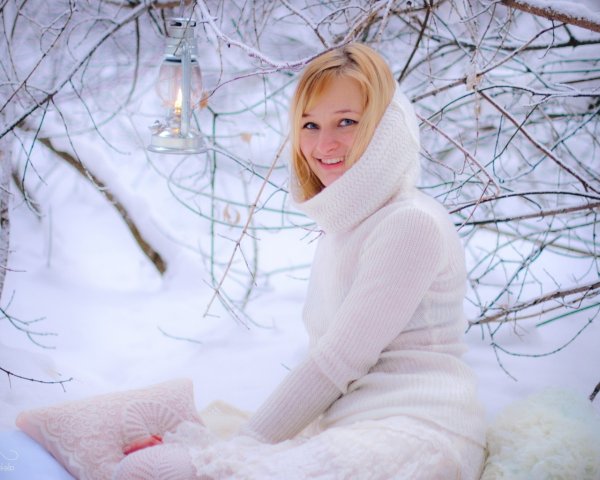 Девушка на фоне зимы