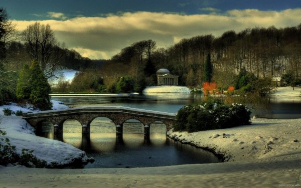 Каменный мост над рекой