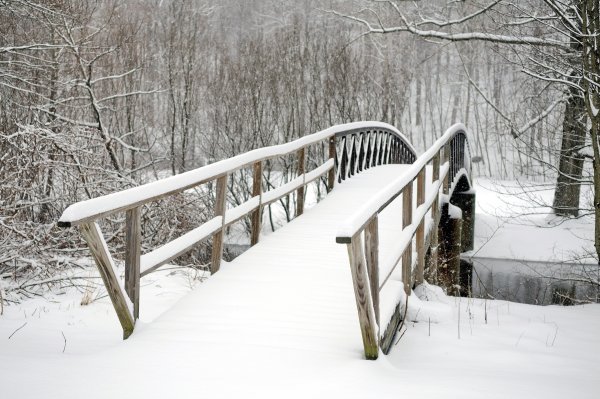 Зимний мост через реку