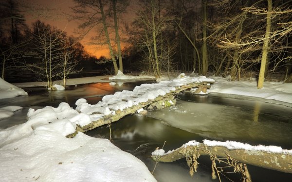 Мостик у зимней речке