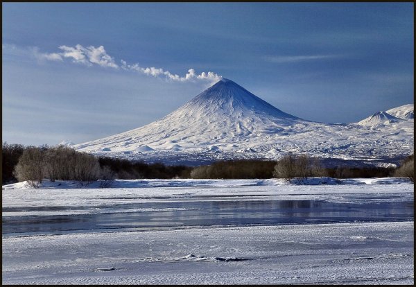 Вулканы в Петропавловске Камчатском зимой