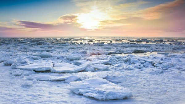 Снег на море