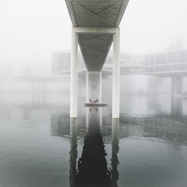 Отражение города в воде