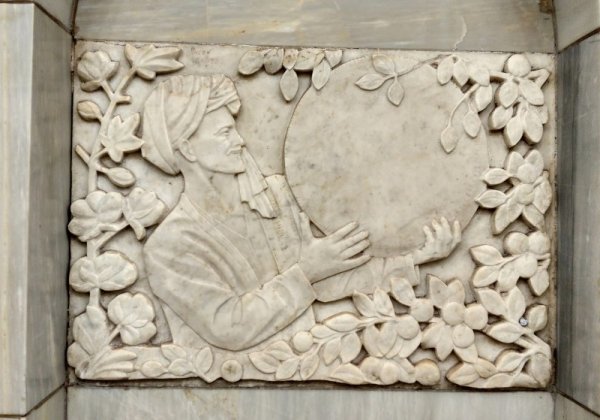 Горельеф "Аполлон на Парнасе"