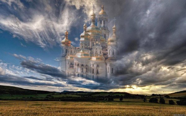 Радиус описанной окружности равен