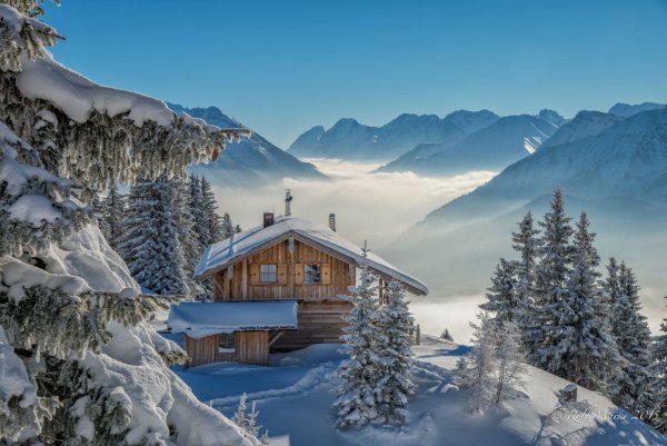 Заснеженный домик в горах