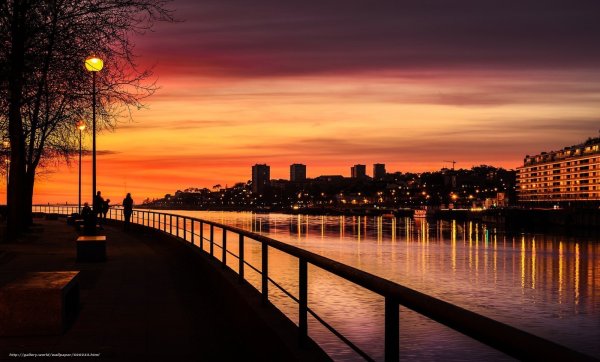 Красивый закат в городе