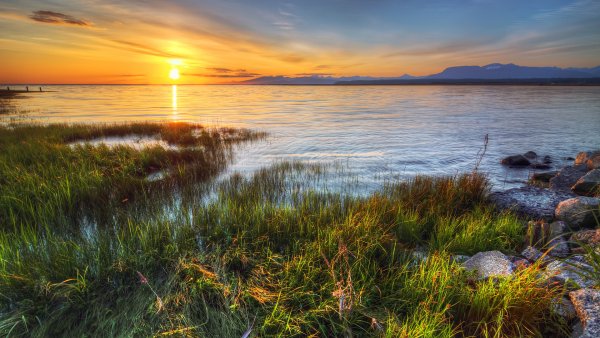 Закат на озере