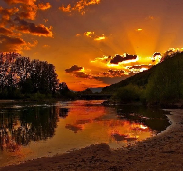 Закат на озере