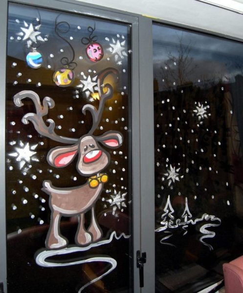 Новогодние рисунки на окнах