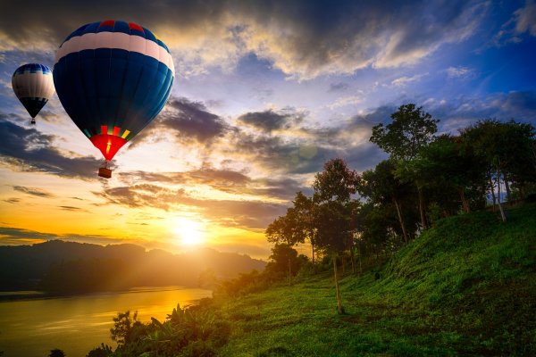 Воздушный шар на закате