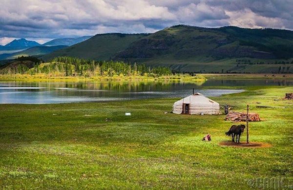 Монголия пейзажи с юртой
