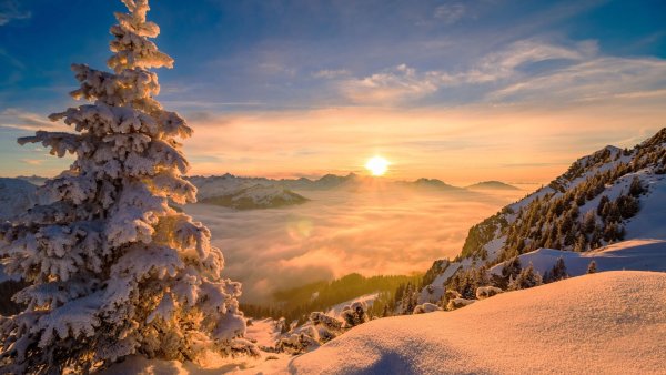 Рассвет в горах зимой