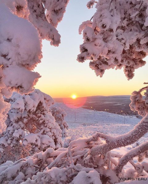 Дом у озера зимой