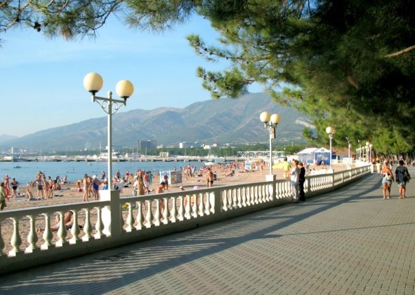 Скульптура старый маячник в Геленджике