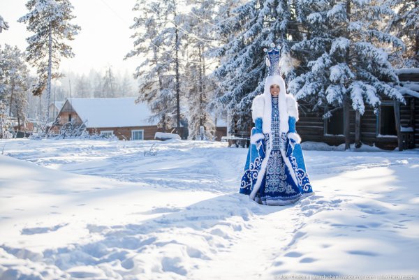 Девушка в белом зимой