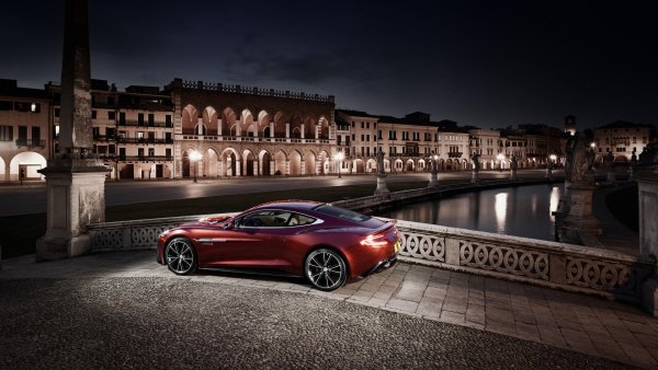 Астон Мартин ночью в городе