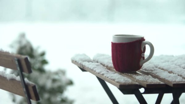 Кружка на скамейке зимой