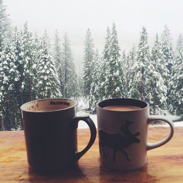 Кружка кофе на заснеженном окне