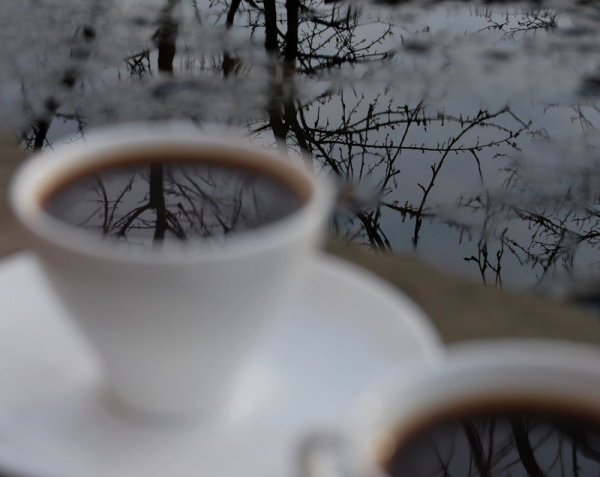 Кофе и снег за окном
