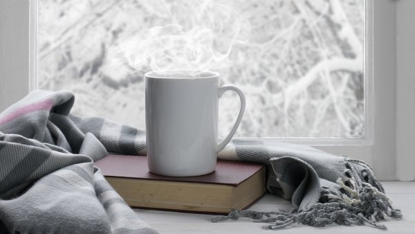 Плед на подоконнике