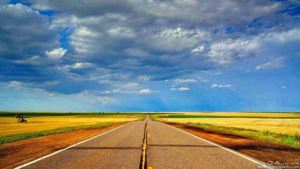 Дорога в поле уходящая вдаль