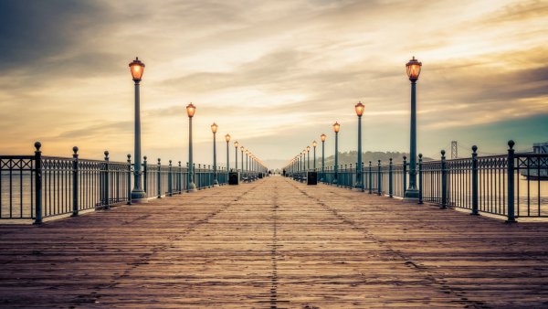 Городская улица уходит вдаль